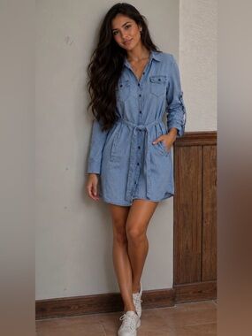 Banana Republic Light Blue Denim Shirt Dress with Tie Waist. Size 4P